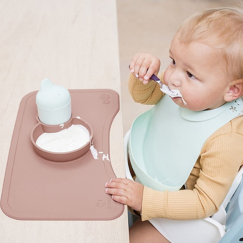 Stokke ezpz Platzset für Steps Tray, Grey – Passt genau zum Steps Tray – Kleckern ist kein Problem– Robust, praktisch, spülmaschinen- & mikrowellengeeignet – 100% Silikon