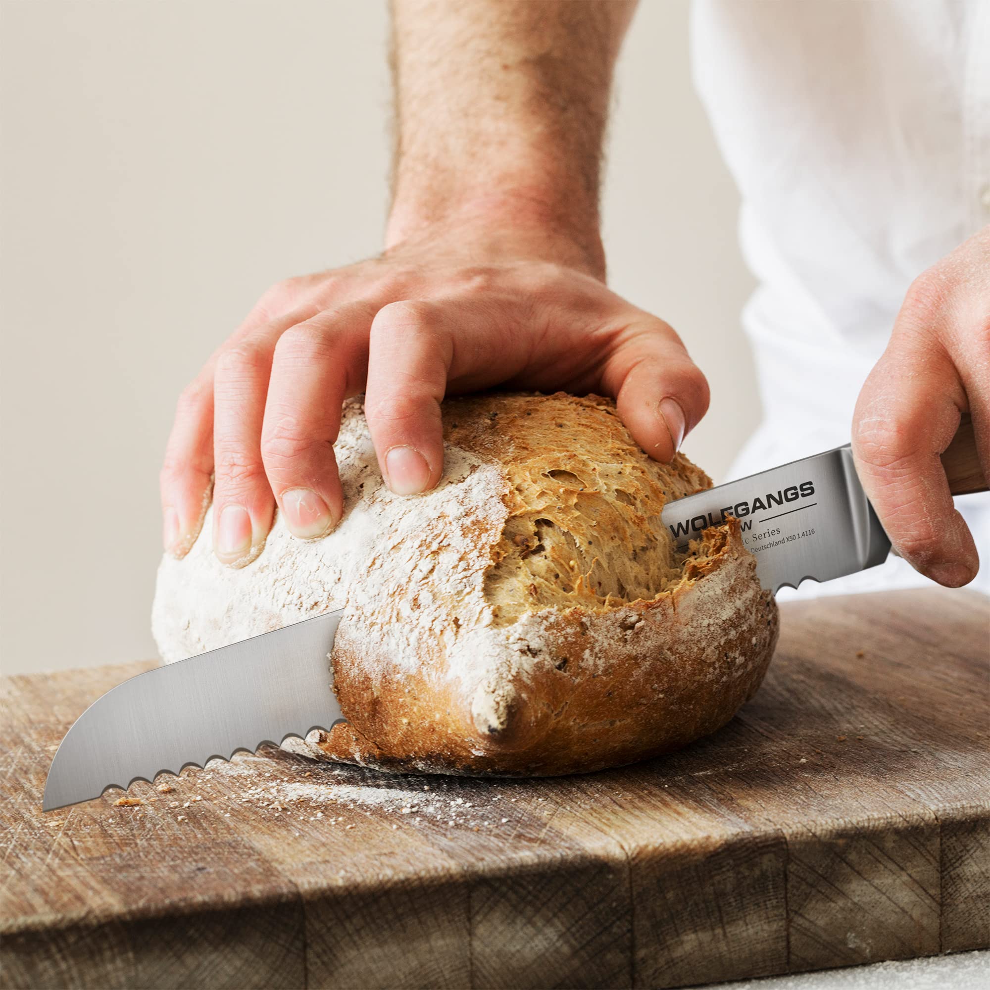 Wolfgangs Premium Brotmesser - Extrascharfe Qualitäts-Klinge aus rostfreiem deutschem Edelstahl - Brotmesser Wellenschliff - Bread Knife in edlem Design - Profi-Küchenmesser Top-Qualität (braun)