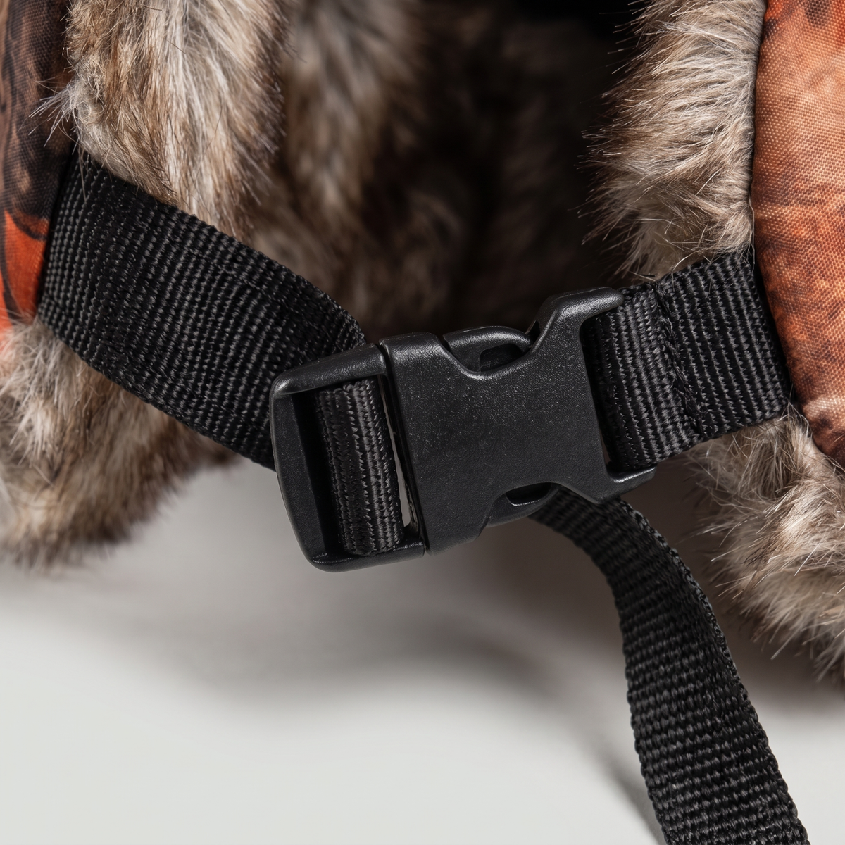 Camouflage Trapper-Mütze – Kunstpelz-gefüttert mit Ohrenklappen und Kinnriemen