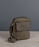 LEABAGS Helsinki Schultertasche aus echtem Büffel-Leder im Vintage Look - Olive