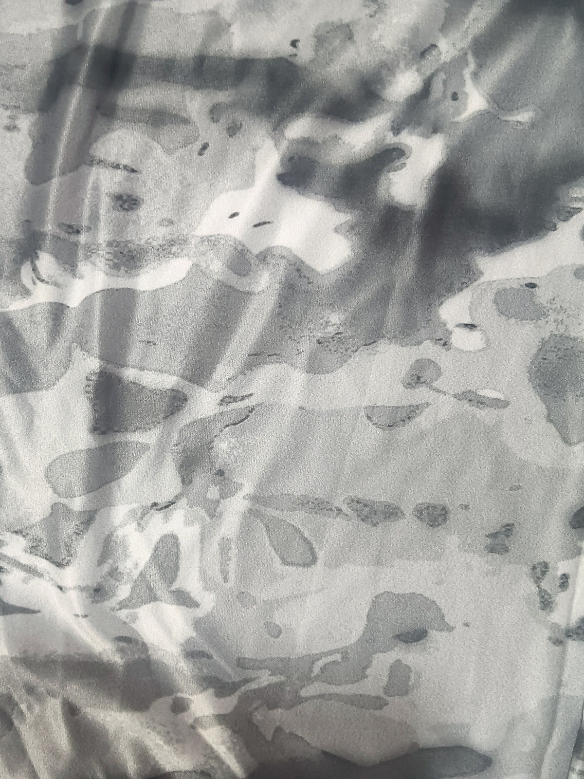 Camouflage Performance-Shirt mit Kapuze – langärmlige Outdoor-Schicht mit Gesichtsschutz