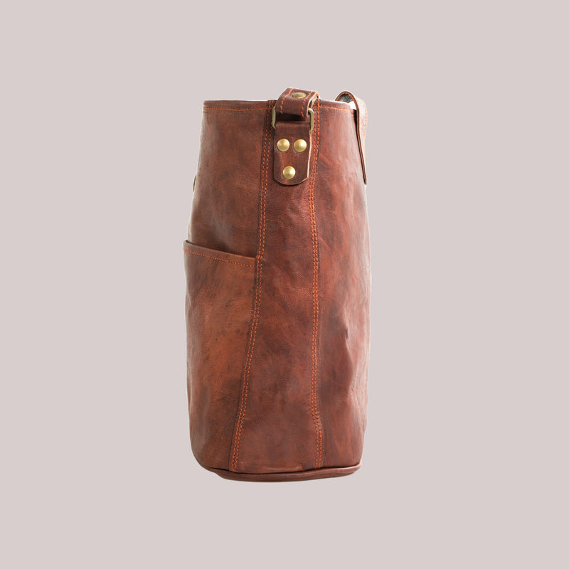 Leabags Leder Handtasche Damen I Premium Echtleder Umhängetasche I Damen Schultertasche I Damentasche I Tragetasche für Arbeit Uni Schule Freizeit I Größe L (31 x 23 x 6 cm) I Vintage Cognac