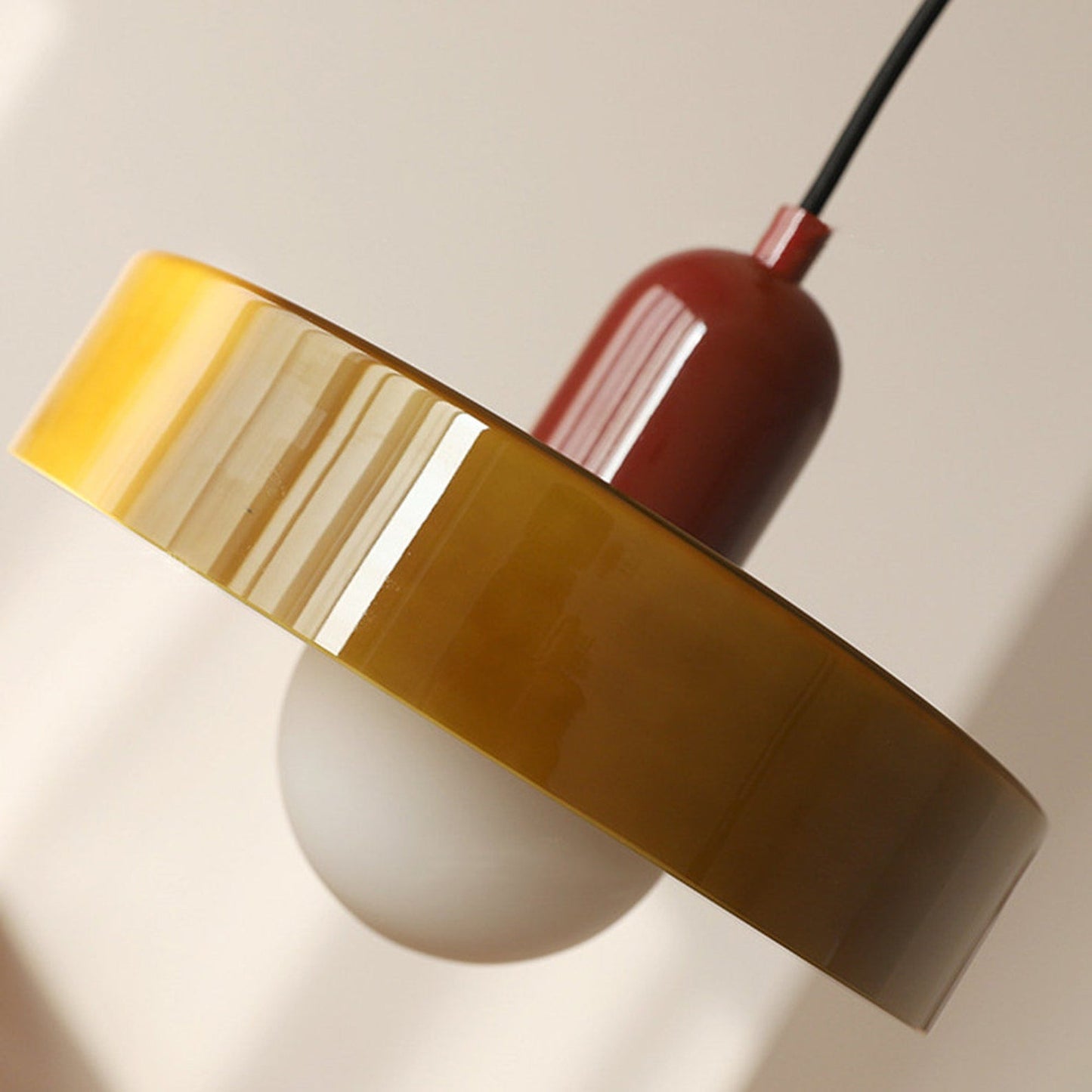 Rebolet | Bauhaus-Pendelleuchte aus farbigem Glas