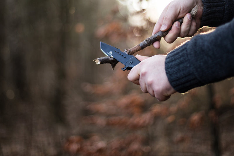 Wolfgangs UNDIQUE Einhand Klappmesser aus feinem 440C Stahl - Einhandmesser mit Leder-Holster - Outdoor Messer mit Multifunktions-Klinge - Starkes Survival Messer - Jagdmesser Bushcraft