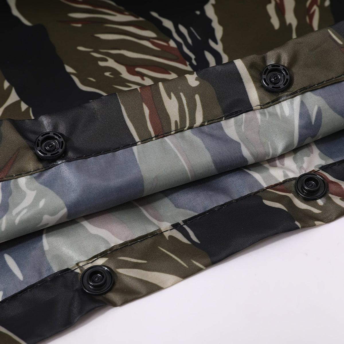 Camouflage-Regenponcho mit Kapuze – wasserabweisend