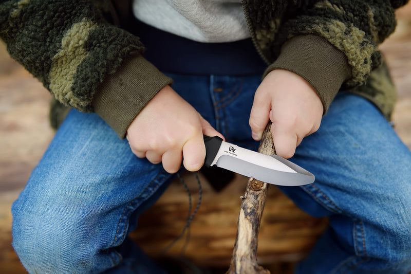 Wolfgangs W-KIDS - Schnitzmesser Kinder mit Süßem Kindermesser Führerschein - Outdoor Kinder Messer Set mit Scheide und Feuerstahl - DAS Kinder Schnitzmesser für das erste große Abenteuer